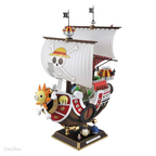 Model kit One Piece Thousand Sunny Land of Wano, vista frontale di tre quarti con base espositiva